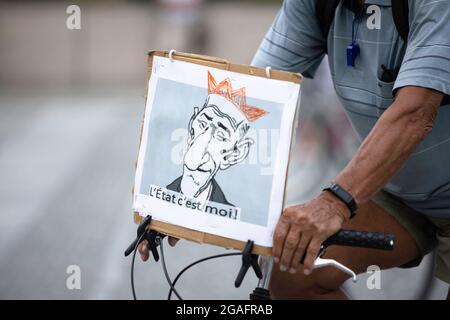 Ljubljana, Slovénie. 30 juillet 2021. Un manifestant vu avec un écriteau d'une caricature du Premier ministre slovène, Janez Jansa dans une couronne et la citation française accréditée à Louis XIV signifiant « l'État, c'est moi » lors des manifestations cyclistes du vendredi contre le gouvernement du Premier ministre Janez Jansa. Crédit : SOPA Images Limited/Alamy Live News Banque D'Images