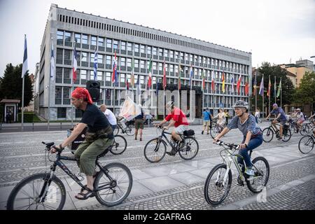 Ljubljana, Slovénie. 30 juillet 2021. Des manifestants ont surpassé le bâtiment du Parlement slovène lors des manifestations cyclistes du vendredi contre le gouvernement du Premier ministre Janez Jansa. Crédit : SOPA Images Limited/Alamy Live News Banque D'Images