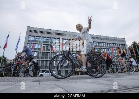 Ljubljana, Slovénie. 30 juillet 2021. Un manifestant fait du geste de paix pendant les manifestations cyclistes du vendredi contre le gouvernement du Premier ministre Janez Jansa à Ljubljana. Crédit : SOPA Images Limited/Alamy Live News Banque D'Images