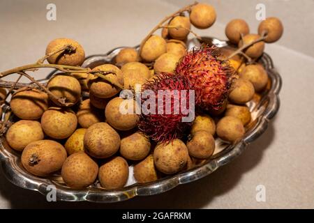 Fruits exotiques Chom Chom Chom (Rambutan) et Dmocarpus longane, communément connu sous le nom de longan. Fruits indigènes à l'Asie tropicale et à la Chine. Banque D'Images