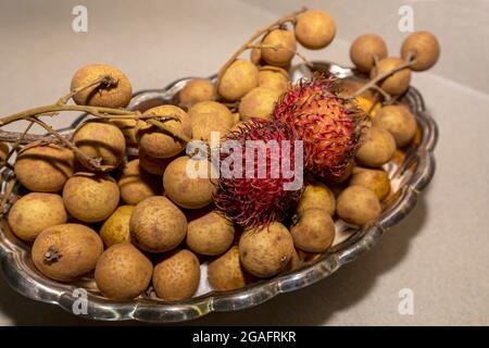 Fruits exotiques Chom Chom Chom (Rambutan) et Dmocarpus longane, communément connu sous le nom de longan. Fruits indigènes à l'Asie tropicale et à la Chine. Banque D'Images