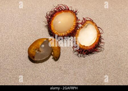 Fruits exotiques Chom Chom Chom (Rambutan) et Dmocarpus longane, communément connu sous le nom de longan. Fruits indigènes à l'Asie tropicale et à la Chine. Banque D'Images