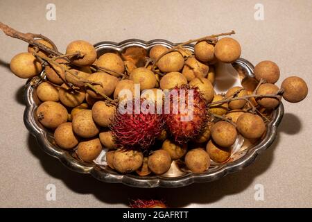 Fruits exotiques Chom Chom Chom (Rambutan) et Dmocarpus longane, communément connu sous le nom de longan. Fruits indigènes à l'Asie tropicale et à la Chine. Banque D'Images