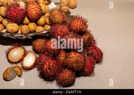 Fruits exotiques Chom Chom Chom (Rambutan) et Dmocarpus longane, communément connu sous le nom de longan. Fruits indigènes à l'Asie tropicale et à la Chine. Banque D'Images