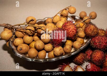 Fruits exotiques Chom Chom Chom (Rambutan) et Dmocarpus longane, communément connu sous le nom de longan. Fruits indigènes à l'Asie tropicale et à la Chine. Banque D'Images