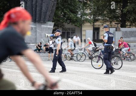 Ljubljana, Slovénie. 30 juillet 2021. Un policier avertit les manifestants des restrictions actuelles de Covid-19 et des mesures prises à travers un mégaphone, lors des manifestations cyclistes du vendredi contre le gouvernement du Premier ministre Janez Jansa. (Photo de Luka Dakskobler/SOPA Images/Sipa USA) crédit: SIPA USA/Alay Live News Banque D'Images