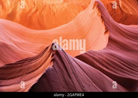 Couleur stupéfiante du grès à l'intérieur du Lower Antelope Canyon, Arizona, États-Unis Banque D'Images