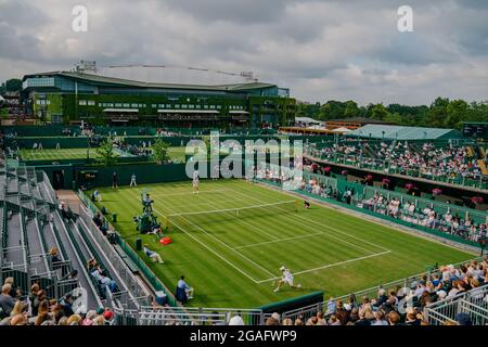 Vues générales de J. Millman d'Australie et R. Bautista Agut d'Espagne aux championnats de Wimbledon avec vue de Center court Banque D'Images