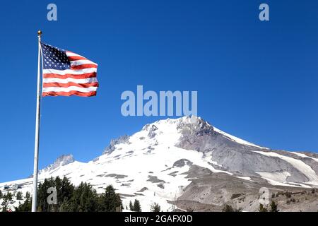 Le drapeau américain volant avec Mt Hood (Oregon) en arrière-plan. Banque D'Images