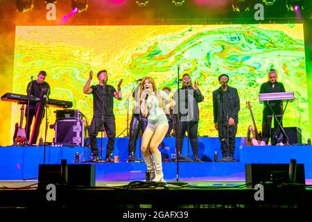 Château de Lulworth, Dorset, Royaume-Uni. 30 juillet 2021, Becky Hill en tête de la scène principale au Camp Bestival, crédit J Houlbrook crédit: James Houlbrook/Alamy Live News Banque D'Images