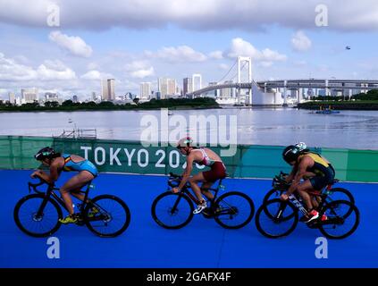 Les concurrents pédaleront pendant le relais mixte de triathlon au parc marin d'Odaiba le huitième jour des Jeux Olympiques de Tokyo en 2020 au Japon. Date de la photo: Samedi 31 juillet 2021. Banque D'Images