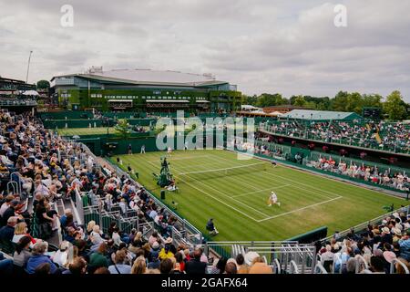 Vues générales de Diego Schwarzmann d'Argentine et de Liam Broady de GB sur le court 12 à Wimbledon avec vue de Center court Banque D'Images