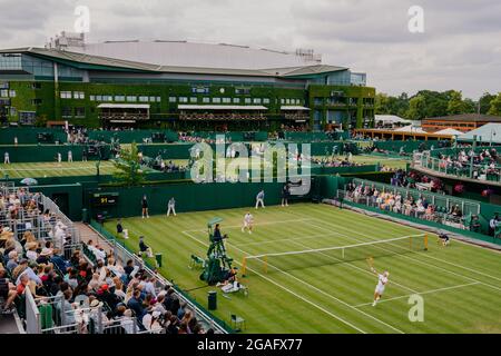 Vues générales de Diego Schwarzmann d'Argentine et de Liam Broady de GB sur le court 12 à Wimbledon avec vue de Center court Banque D'Images