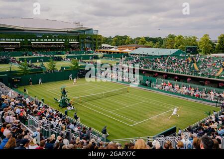 Vues générales de Diego Schwarzmann d'Argentine et de Liam Broady de GB sur le court 12 à Wimbledon avec vue de Center court Banque D'Images