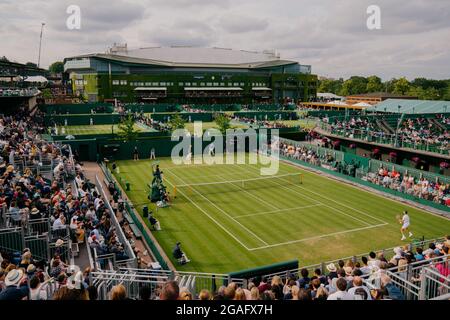 Vues générales de Diego Schwarzmann d'Argentine et de Liam Broady de GB sur le court 12 à Wimbledon avec vue de Center court Banque D'Images