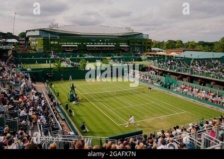 Vues générales de Diego Schwarzmann d'Argentine et de Liam Broady de GB sur le court 12 à Wimbledon avec vue de Center court Banque D'Images