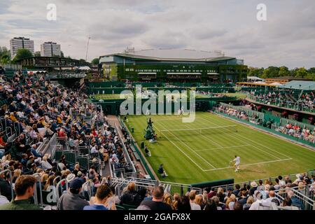 Vues générales de Diego Schwarzmann d'Argentine et de Liam Broady de GB sur le court 12 à Wimbledon avec vue de Center court Banque D'Images