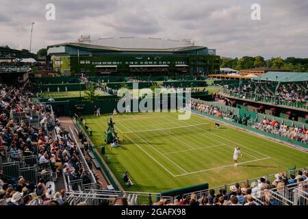 Vues générales de Diego Schwarzmann d'Argentine et de Liam Broady de GB sur le court 12 à Wimbledon avec vue de Center court Banque D'Images