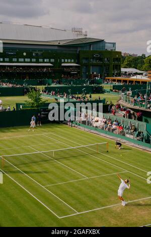 Vues générales de Diego Schwarzmann d'Argentine et de Liam Broady de GB sur le court 12 à Wimbledon avec vue de Center court Banque D'Images