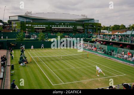 Vues générales de Diego Schwarzmann d'Argentine et de Liam Broady de GB sur le court 12 à Wimbledon avec vue de Center court Banque D'Images