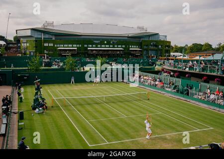 Vues générales de Diego Schwarzmann d'Argentine et de Liam Broady de GB sur le court 12 à Wimbledon avec vue de Center court Banque D'Images