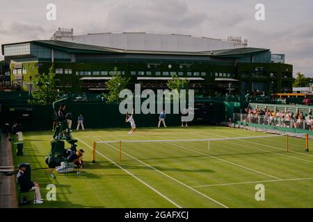 Vues générales de Diego Schwarzmann d'Argentine et de Liam Broady de GB sur le court 12 à Wimbledon avec vue de Center court Banque D'Images