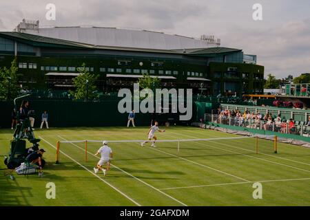 Vues générales de Diego Schwarzmann d'Argentine et de Liam Broady de GB sur le court 12 à Wimbledon avec vue de Center court Banque D'Images