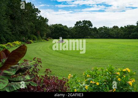 Vue sur la grande pelouse des jardins de Bellingrath Banque D'Images