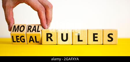 Symbole des règles juridiques ou morales. Homme d'affaires transforme les cubes en bois et les mots « règles juridiques » en « règles orales » sur un magnifique fond blanc. Entreprise Banque D'Images