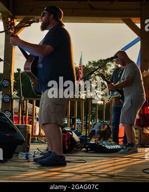 Un groupe local se produit lors de l'événement du 4 juillet à Millport, Alabama. Banque D'Images