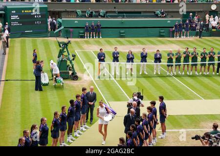 Karolina Pliskova, de la République tchèque, s'élangue après la finale des Dames Singles lors des championnats 2021 à Wimbledon. Banque D'Images