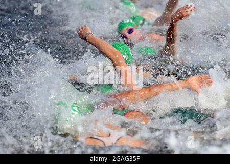 Tokio, Japon. 31 juillet 2021. Triathlon : olympique, relais, mixte au parc marin d'Odaiba. Les triathlètes nagent. Credit: Sebastian Gollnow/dpa/Alay Live News Banque D'Images