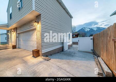 Vue latérale d'une maison de deux étages avec parement en bois de vinyle et vue sur la montagne sur le côté Banque D'Images