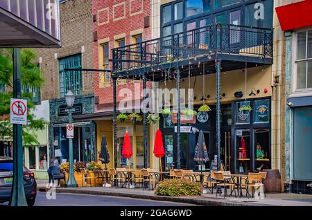 Des entreprises vides sont photographiées sur Dauphin Street, le 28 juillet 2021, à Mobile, Alabama. Banque D'Images