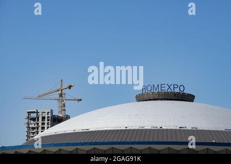 Bucarest, Roumanie - 25 juillet 2021 : Pavillon central - le dôme du parc des expositions Romexpo, construit en 1962 par les plans des architectes Ascanio Da Banque D'Images