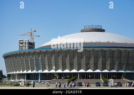 Bucarest, Roumanie - 25 juillet 2021 : Pavillon central - le dôme du parc des expositions Romexpo, construit en 1962 par les plans des architectes Ascanio Da Banque D'Images