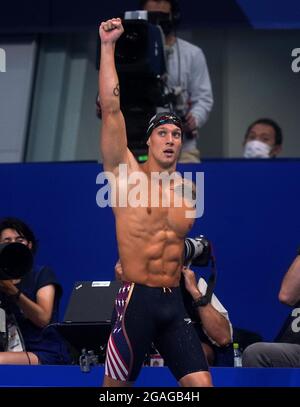 Le Caeleb Dressel des États-Unis célèbre la victoire du papillon de 100 m masculin lors de la natation au Tokyo Aquatics Center le huitième jour des Jeux Olympiques de Tokyo 2020 au Japon. Date de la photo: Samedi 31 juillet 2021. Banque D'Images