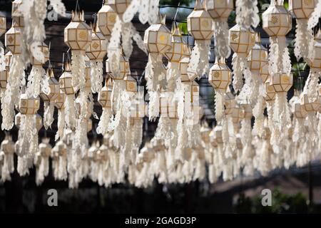 Yee Peng Festival (Yi Peng) Chiang Mai. Lanternes en papier décorées dans le centre-ville, Chiang Mai, Thaïlande. Banque D'Images