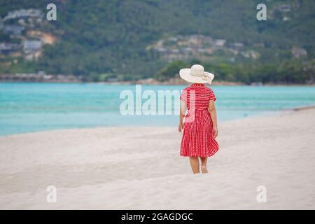 Femme d'âge moyen se détendant à la plage de chaweng à koh samui, en Thaïlande. Banque D'Images