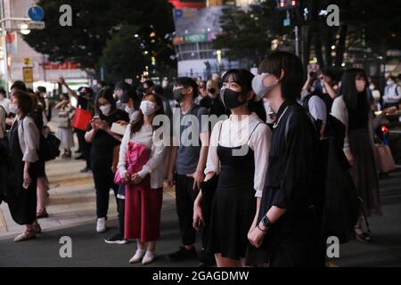 Tokyo, Japon. 30 juillet 2021. Les piétons portant un masque facial attendent un feu vert à l'intersection de Shinjuku. 3300 personnes ont été testées positives pour le nouveau coronavirus (Covid-19) le huitième jour des Jeux Olympiques de Tokyo 2020 pendant l'état d'urgence à Tokyo. (Photo de Stanislav Kogiku/SOPA Images/Sipa USA) crédit: SIPA USA/Alay Live News Banque D'Images