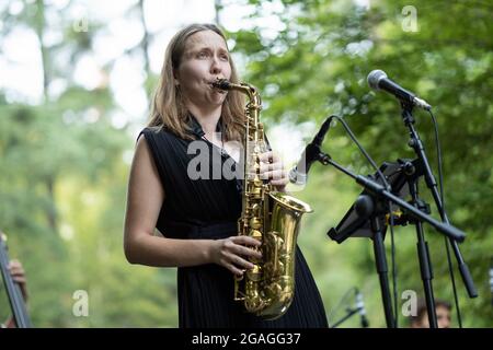 Madrid, Espagne. 30 juillet 2021. Belen Martin Quintet se produit dans les jardins du Palais Royal de Madrid qui a été inclus dans le programme Jazz Palacio Real 2021 de Madrid. Crédit : SOPA Images Limited/Alamy Live News Banque D'Images