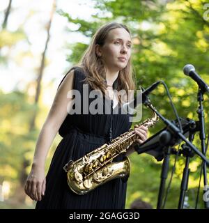 Madrid, Espagne. 30 juillet 2021. Belen Martin Quintet se produit dans les jardins du Palais Royal de Madrid qui a été inclus dans le programme Jazz Palacio Real 2021 de Madrid. Crédit : SOPA Images Limited/Alamy Live News Banque D'Images