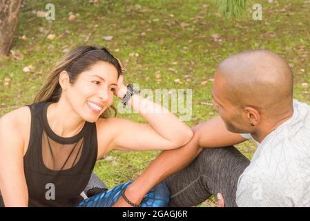 Sportswoman prenant une pause avec son sportsboyfriend après un entraînement ardu Banque D'Images