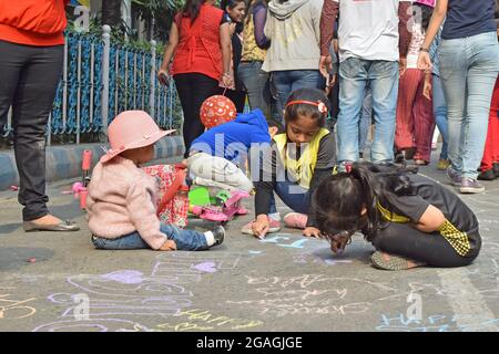 KOLKATA, BENGALE-OCCIDENTAL, INDE - 7 FÉVRIER 2016 : les enfants de la ville dessinant dans la rue, célébrant l'événement "Happy Street" sur Park Street, Kolkata. Enfants Banque D'Images