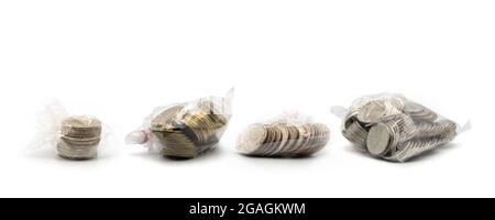 4 types de Thai coin 1, 2, 5, 10 baht dans un emballage en plastique disposé ensemble, photographiez avec la lumière studio sur fond blanc. Banque D'Images