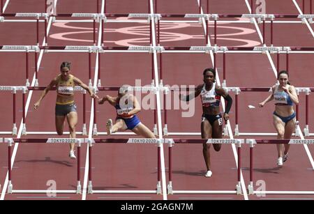 Tokyo, Japon. 30 juillet 2021. Andrea Carolina Vargas (2e L), du Costa Rica, remporte sa chaleur lors d'une course féminine de 100m haies Round One à la compétition Athlétisme lors des Jeux Olympiques d'été de Tokyo, au Japon, le vendredi 31 juillet 2021. Photo de Bob Strong/UPI. Crédit : UPI/Alay Live News Banque D'Images