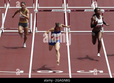 Tokyo, Japon. 30 juillet 2021. Andrea Carolina Vargas (C) du Costa Rica franchit la ligne finale pour gagner sa chaleur dans une course féminine de 100m haies Round One à la compétition Athlétique pendant les Jeux Olympiques d'été de Tokyo à Tokyo, Japon, le vendredi 31 juillet 2021. Photo de Bob Strong/UPI. Crédit : UPI/Alay Live News Banque D'Images