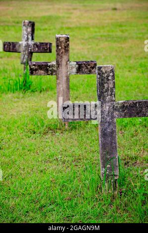 Des croix en béton se trouvent dans le cimetière Blakeley, dans le parc national historique de Blakeley, le 26 juin 2021, à Spanish fort, Alabama. Banque D'Images