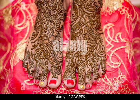 henné sur les pieds de la mariée le jour de son mariage Banque D'Images