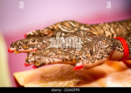 Main d'Hindu Bride peinte avec henné à la veille du mariage . Banque D'Images